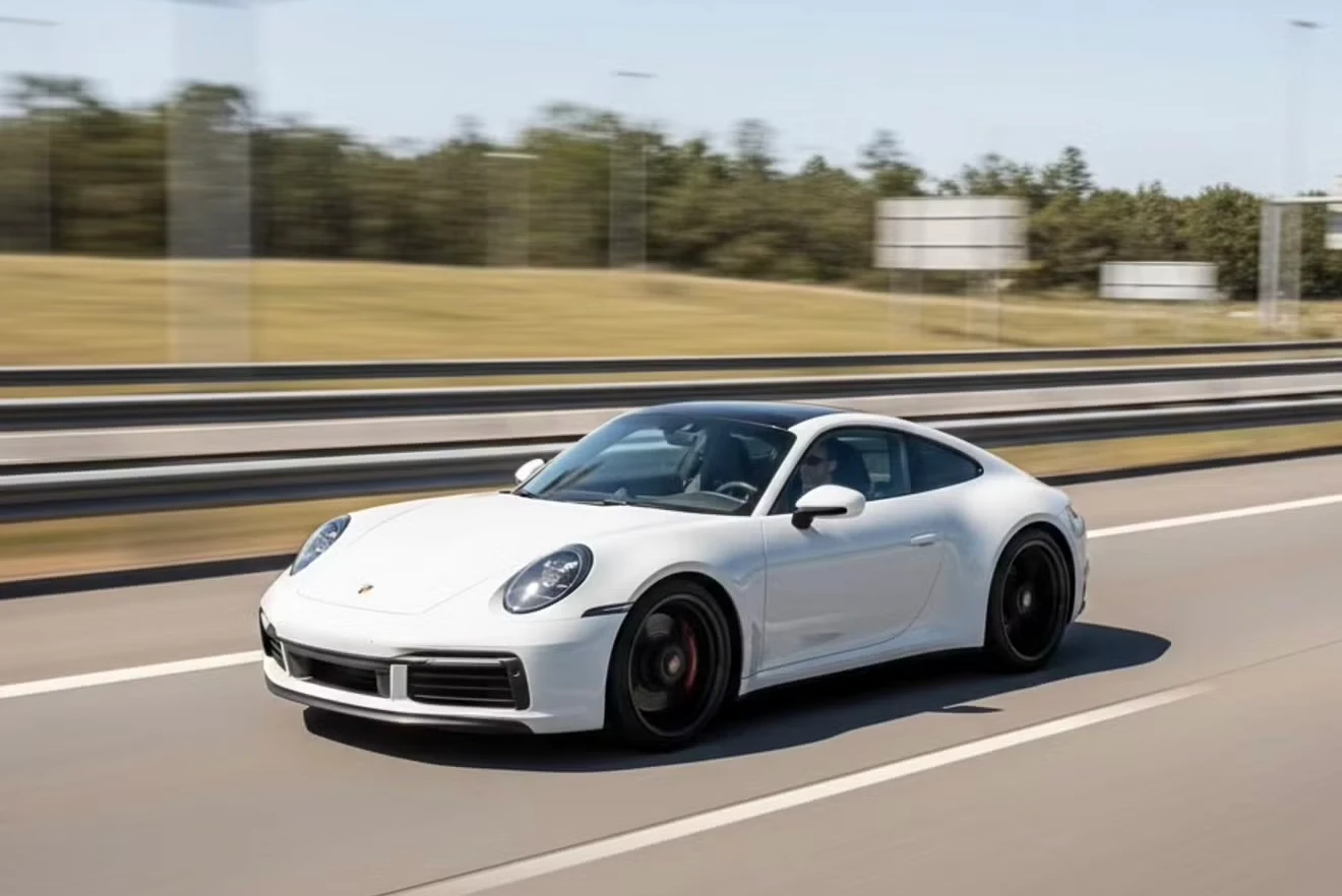 Porsche 911 Carrera 4S type 992 blanche de location roulant près de Marseille